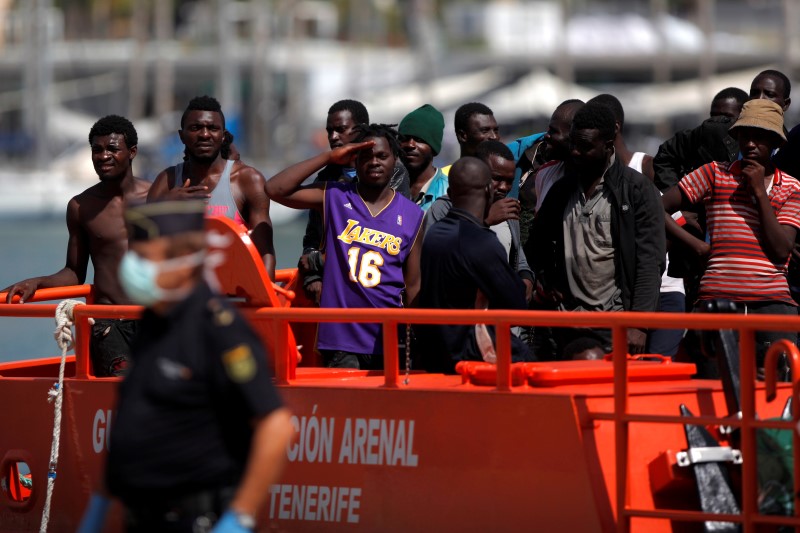 © Reuters. Migrantes interceptados a bordo de botes na costa do Mediterrâneo são vistos em barco de resgate após chegarem no porto de Málaga, na Espanha