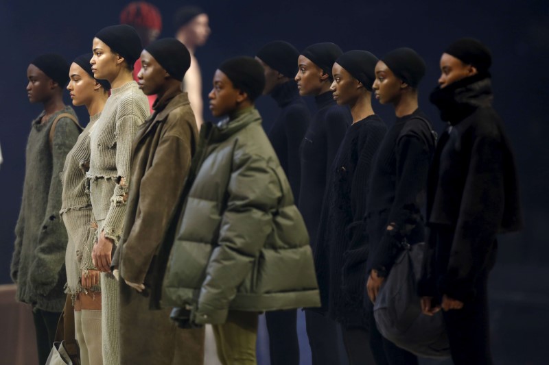 © Reuters. Modelos durante apresentação da coleção Yeezy Season 3, do cantor Kanye West, na Semana de Moda de Nova York