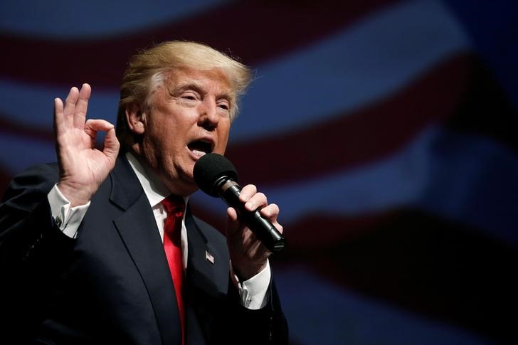 © Reuters. Donald Trump fala durante campanha em Virginia Beach