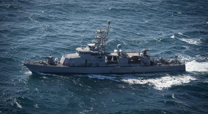 © Reuters. مسؤولون أمريكيون: سفينة إيرانية "تتحرش" بسفينة حربية أمريكية في الخليج