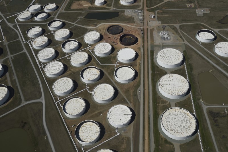 © Reuters. Crude oil storage tanks are seen from above at the Cushing oil hub in Cushing