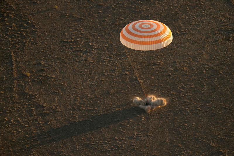 © Reuters. The Soyuz TMA-20M spacecraft capsule carrying International Space Station (ISS) crew lands near the town of Zhezkazgan (Dzhezkazgan), Kazakhstan