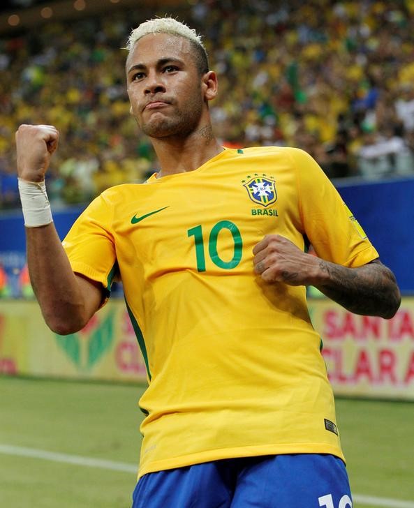 © Reuters. نيمار يمنح البرازيل الفوز 2-1 على كولومبيا بتصفيات كأس العالم