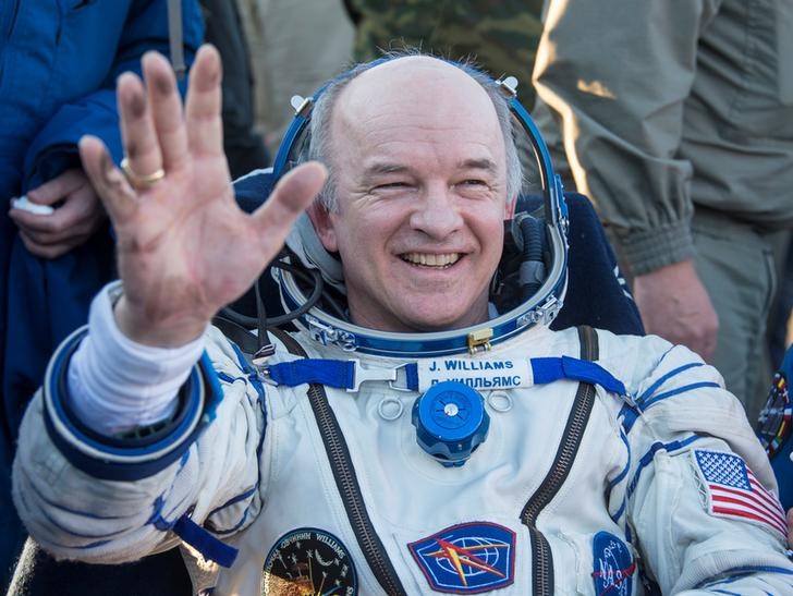 © Reuters. عودة طاقم أمريكي روسي من محطة الفضاء الدولية إلى الأرض