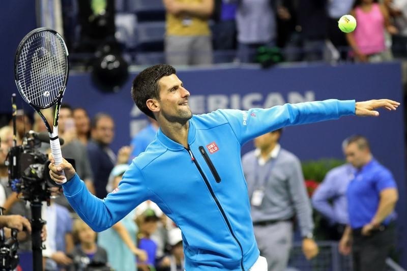 © Reuters. Djokovic avanza a semis del Abierto EEUU tras retirada de Tsonga