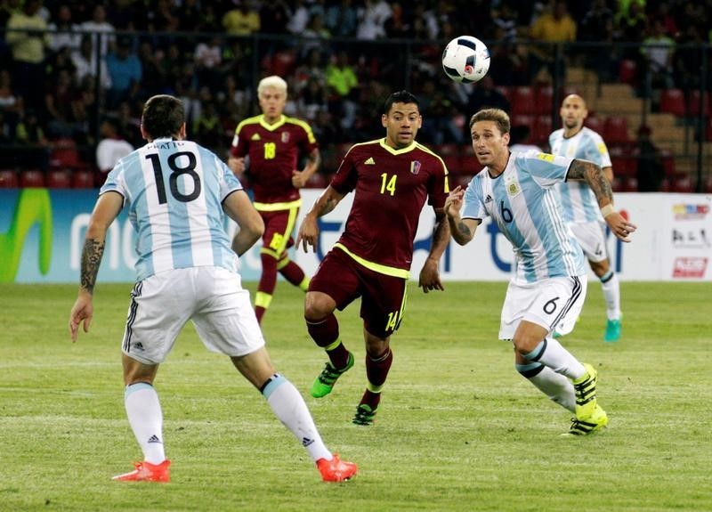 © Reuters. Argentina empata 2-2 con Venezuela y pierde liderato en clasificación para Mundial