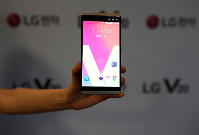 © Reuters. LG LANCE SON NOUVEAU SMARTPHONE HAUT DE GAMME