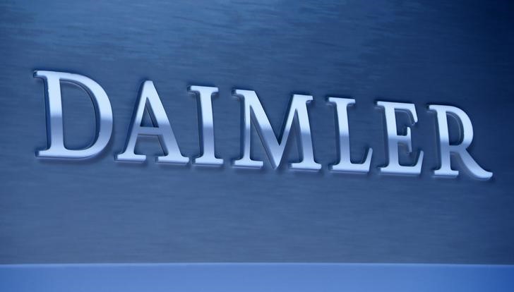 © Reuters. A Daimler sign name is pictured during the company's annual news conference in Stuttgart
