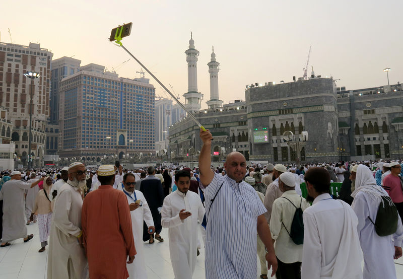 © Reuters. A Muslim pilgrim takes selfie at the Grand mosque in Mecca