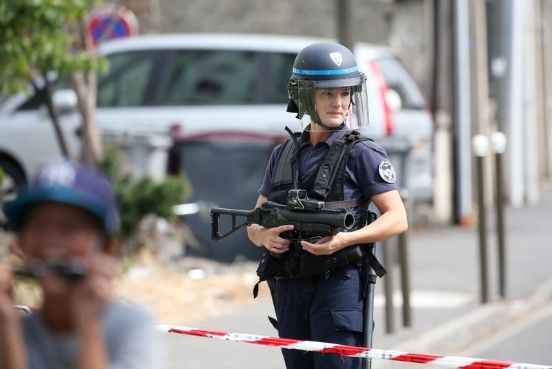 © Reuters. Un poliziotta francese in servizio, in un'immagine d'archivio