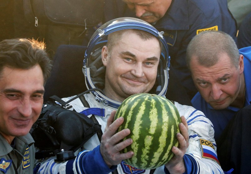 © Reuters. The International Space Station (ISS) crew member Alexey Ovchinin of Russia holds a watermelon after landing near the town of Zhezkazgan (Dzhezkazgan), Kazakhstan