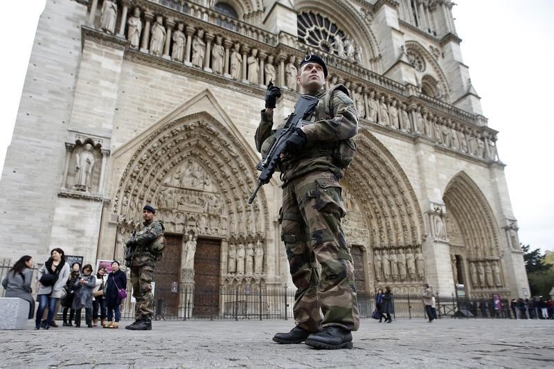 © Reuters. Detenido un hombre tras hallar la Policía un coche con bombonas de gas en París