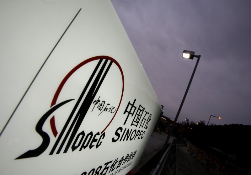 © Reuters. The Sinopec logo is seen outside one of its gas stations in Hong Kong