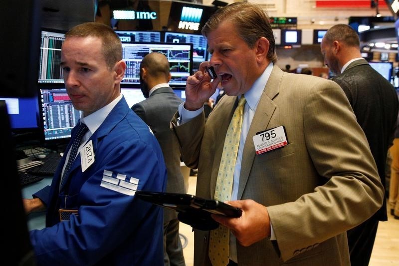 © Reuters. Traders work on the floor of the NYSE