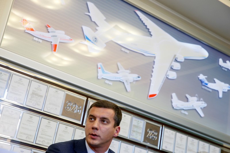 © Reuters. President of Antonov state aircraft company Kotsiuba speaks during news conference in Kiev