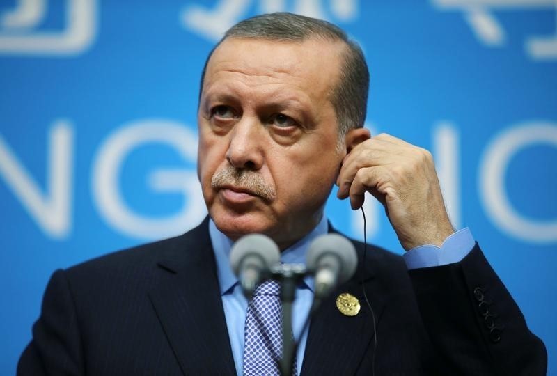 © Reuters. Turkey's President Tayyip Erdogan holds a news conference after the closing of the G20 Summit in Hangzhou