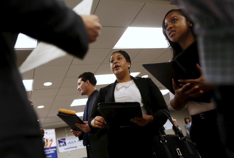 © Reuters. Job seekers listen to prospective employers during a job hiring event in San Francisco