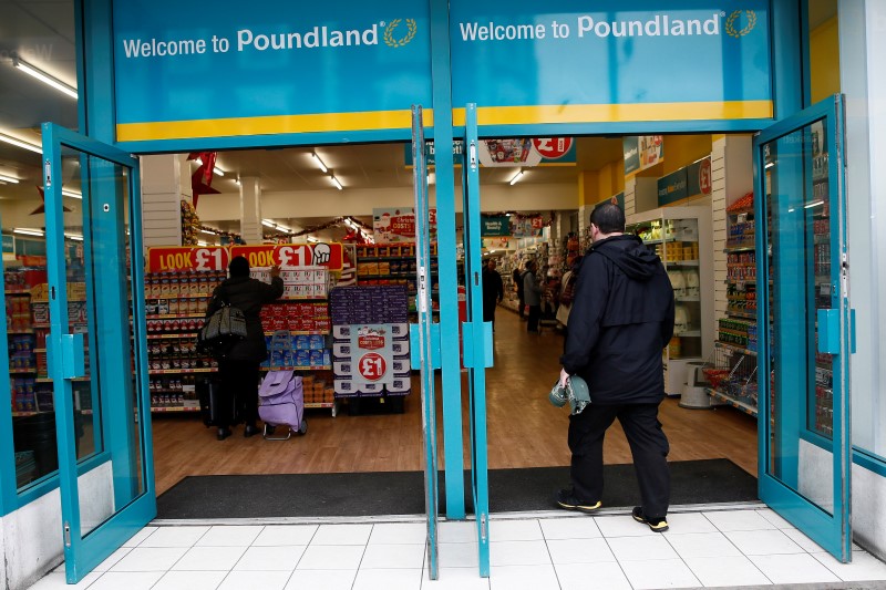 © Reuters. LES ACTIONNAIRES DE POUNDLAND VALIDENT LE PROJET D'OPA DE STEINHOFF