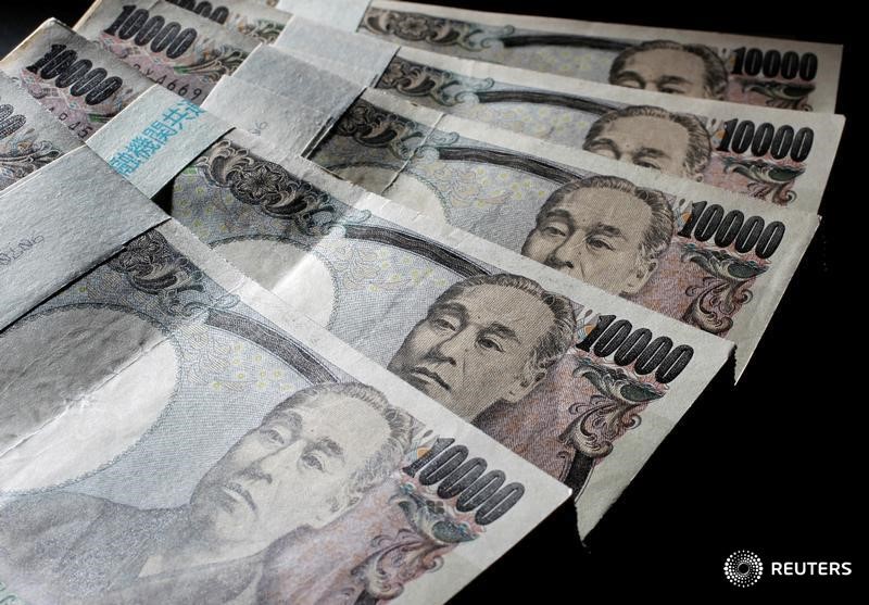 © Reuters. Купюры валюты иена в Токио