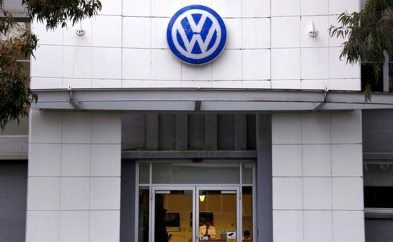 © Reuters. An employee stands behind the counter at a Volkswagen service center for the German automaker located in Sydney