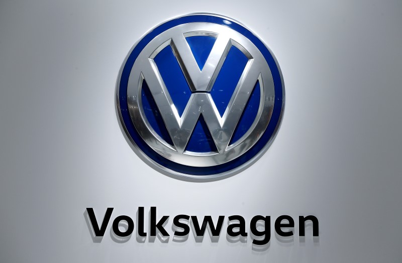 © Reuters. The logo of German car maker Volkswagen is pictured in Hanover