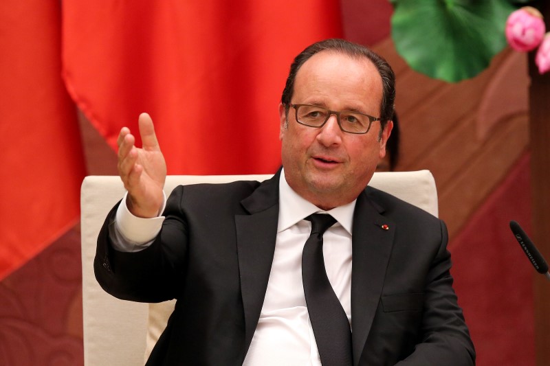 © Reuters. NEUF FRANÇAIS SUR DIX NE VEULENT PAS D’UNE CANDIDATURE HOLLANDE