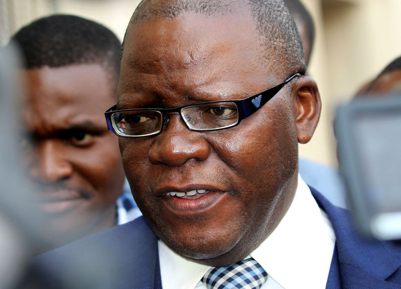 © Reuters. Lawyer Tendai Biti, former finance minister, speaks to journalits after a two-week ban on public protests issued by the police was struck down, in the capital Harare