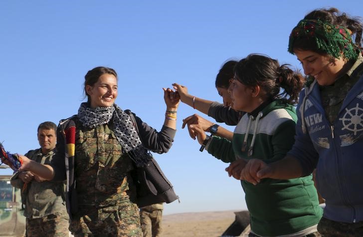 © Reuters. نائب رئيس وزراء تركيا: المقاتلون الأكراد لم ينسحبوا في شمال سوريا