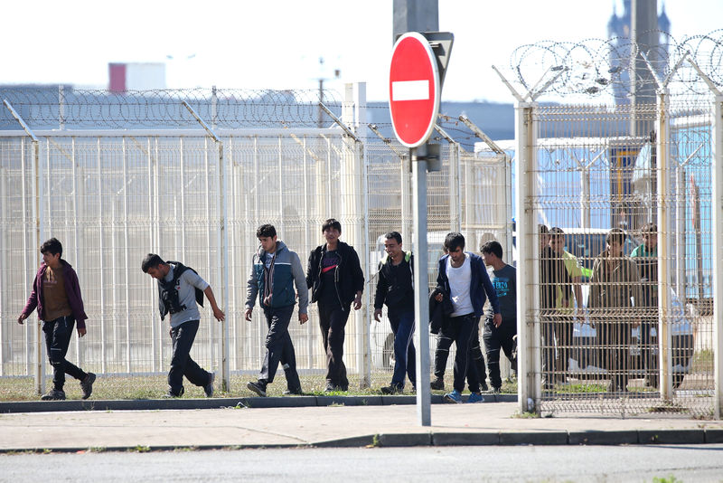 © Reuters. LES TRAVAUX DU MUR "ANTI-MIGRANTS" DE CALAIS VONT COMMENCER