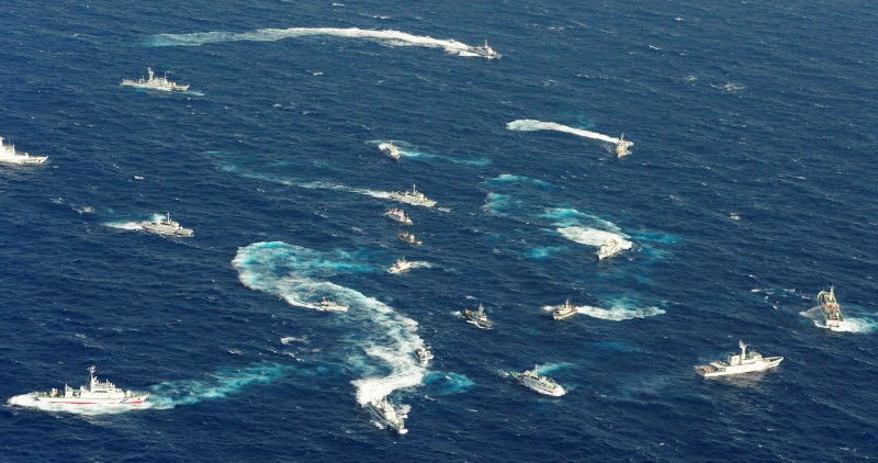 © Reuters. Japan Coast Guard patrol ship, fishing boats from Taiwan and Taiwan's Coast Guard vessel sail near the disputed islands in the East China Sea