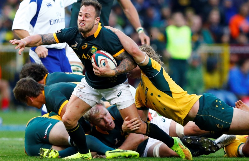 © Reuters. South Africa's Francois Hougaard is tackled by Australia's Michael Hooper during their Rugby Championship match in Cape Town