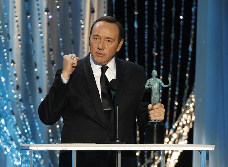 © Reuters. Kevin Spacey recebe premiação por "House of Cards" em Los Angeles