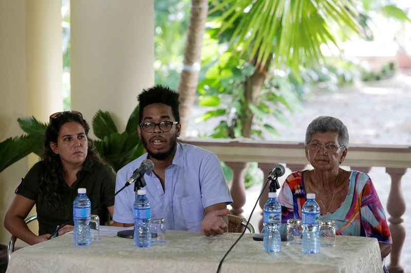 © Reuters. Yaniska Lugo, of the Martin Luther King Center, Manolo de los Santos, board member of the Pastors for peace and Nacyra Gomez, of the Presbyterian Cuban Church attend a news conference in Havana, Cuba