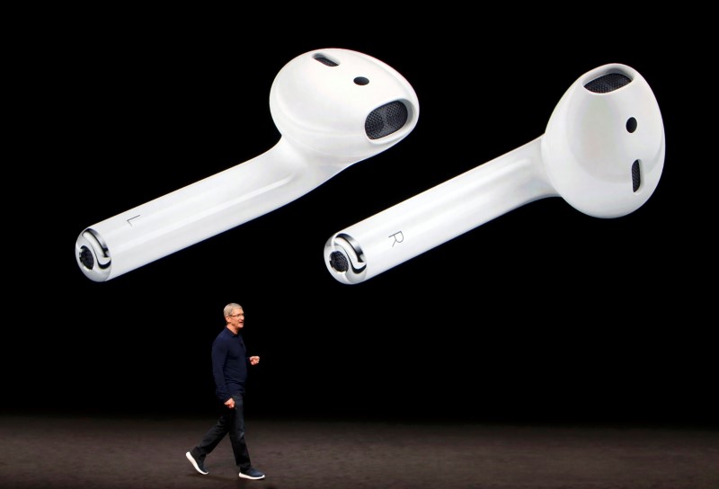 © Reuters. Tim Cook makes his closing remarks during an Apple media event in San Francisco