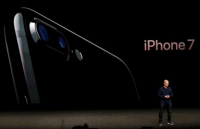 © Reuters. Tim Cook discusses the iPhone 7 during an Apple media event in San Francisco