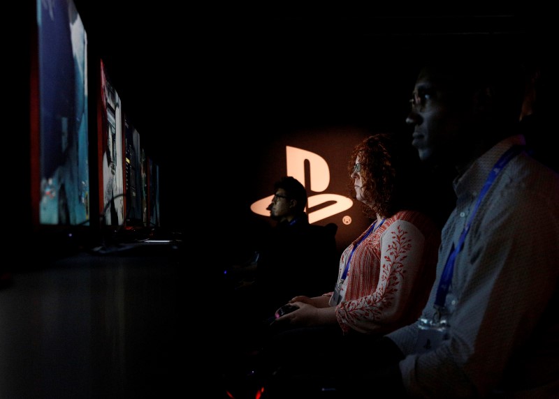 © Reuters. Guests use the new Sony PlayStation 4 Pro during a launch event in New York