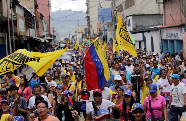 © Reuters. Manifestação contra presidente da Venezuela em Los Teques, perto de Caracas