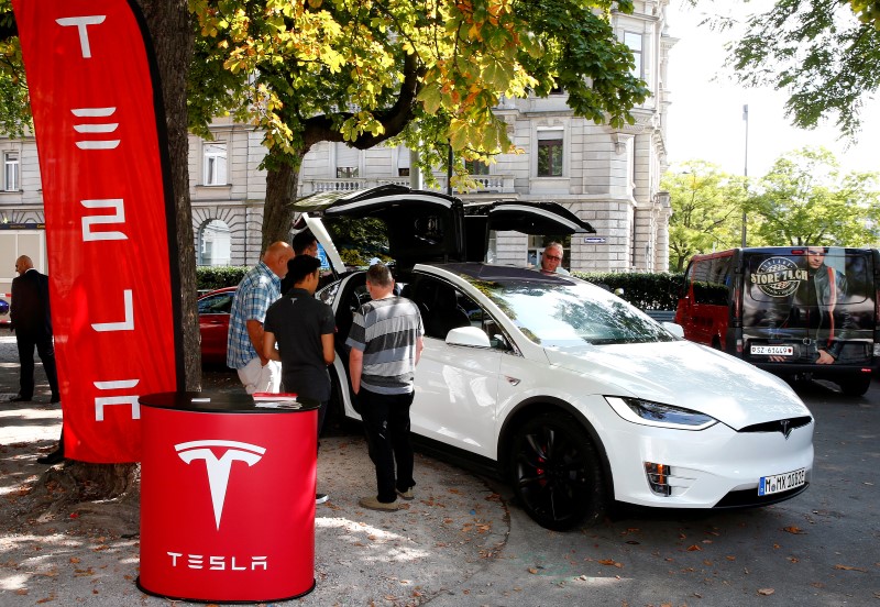 © Reuters. A Model X car of U.S. manufacturer Tesla is shown in Zurich