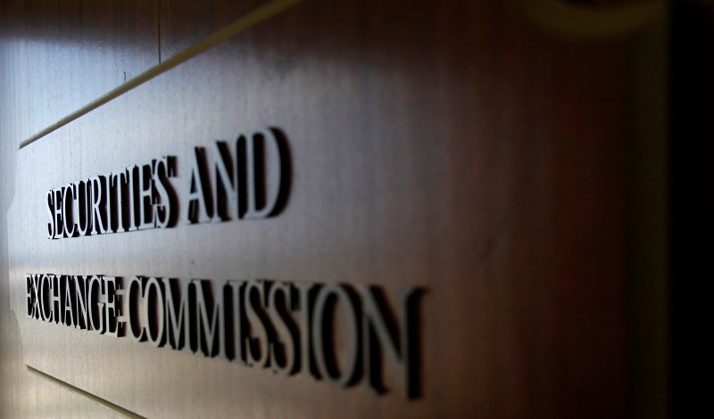 © Reuters. A sign for the SEC is pictured in the foyer of the Fort Worth Regional Office in Fort Worth