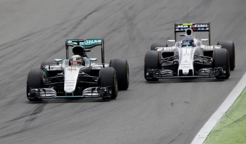 © Reuters. Lewis Hamilton ultrapassa Valtteri Bottas em Monza