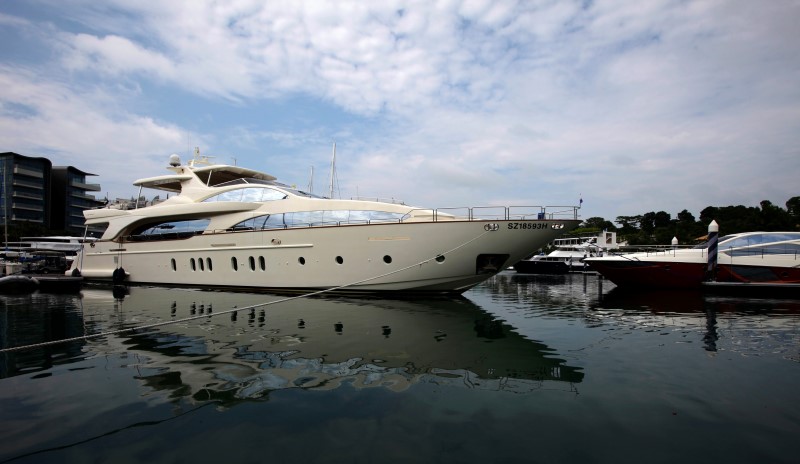 © Reuters. A luxury yacht is berthed at the One Degree 15 Marina Club at Sentosa Cove in Singapore