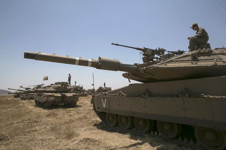 © Reuters. الجيش: إسرائيل تقصف مواقع سورية بعد سقوط قذيفة في الجولان