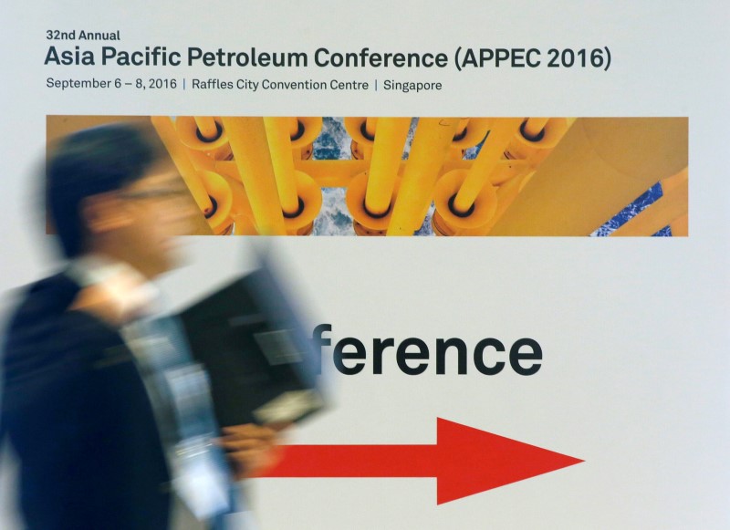 © Reuters. A man attends the Asia Pacific Petroleum Conference in Singapore