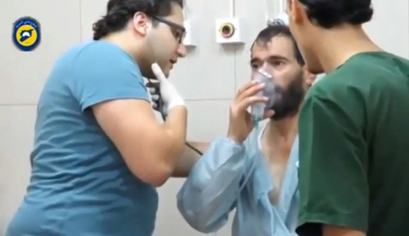 © Reuters. A still image taken on September 7, 2016 from a video posted on social media said to be shot in Aleppo's Al Sukari on September 6, 2016, shows a civilian breathing with an oxygen mask inside a hospital, after a suspected chlorine gas attack