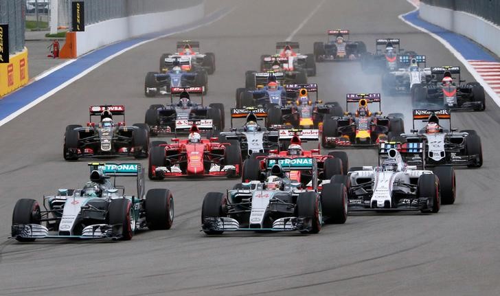 © Reuters. Formula One drivers start the Russian F1 Grand Prix in Sochi