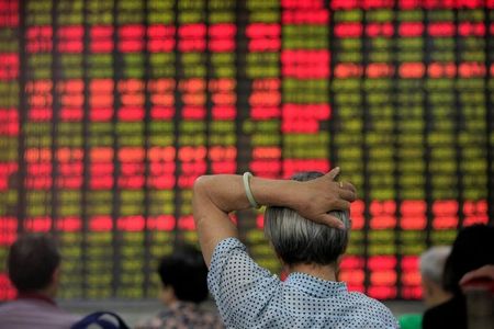 © Reuters. Investors look at an electronic board showing stock information at a brokerage house in Shanghai