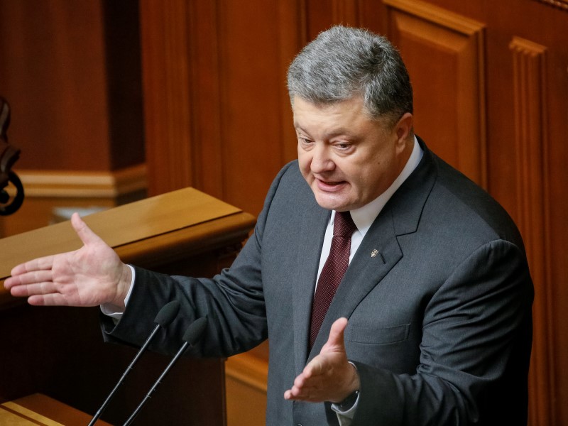 © Reuters. Ukraine's President Poroshenko addresses lawmakers during the opening of a new Ukrainian parliament session in Kiev