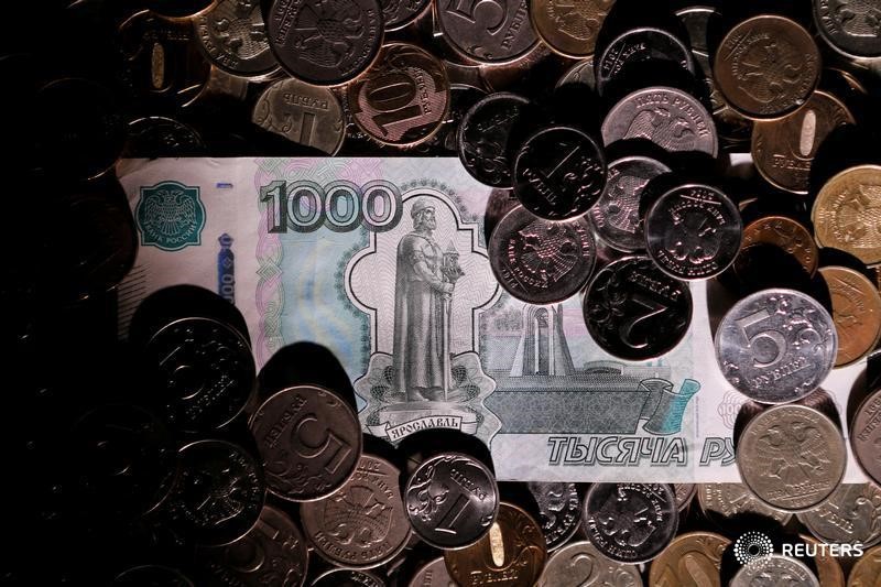 © Reuters. Рублевые монеты и купюра