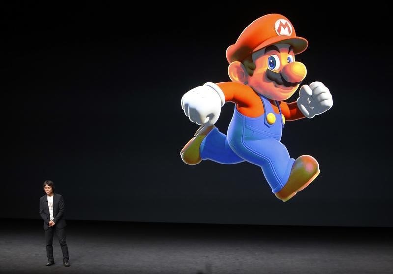 © Reuters. Сигэру Миямото из Nintendo представляет игру серии  Super Mario на презентации Apple в Сан-Франциско