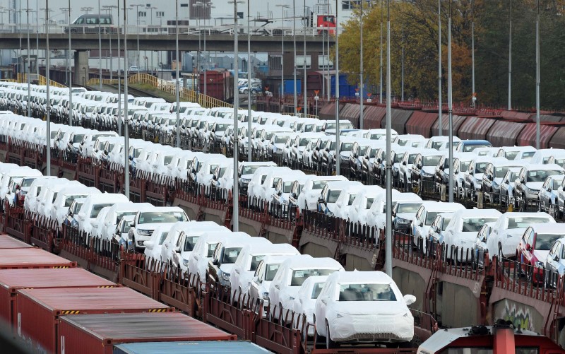 © Reuters. Volkswagen cars are loaded on trains at the truck gate "Fallersleben" at the Volkswagen headquarters in Wolfsburg